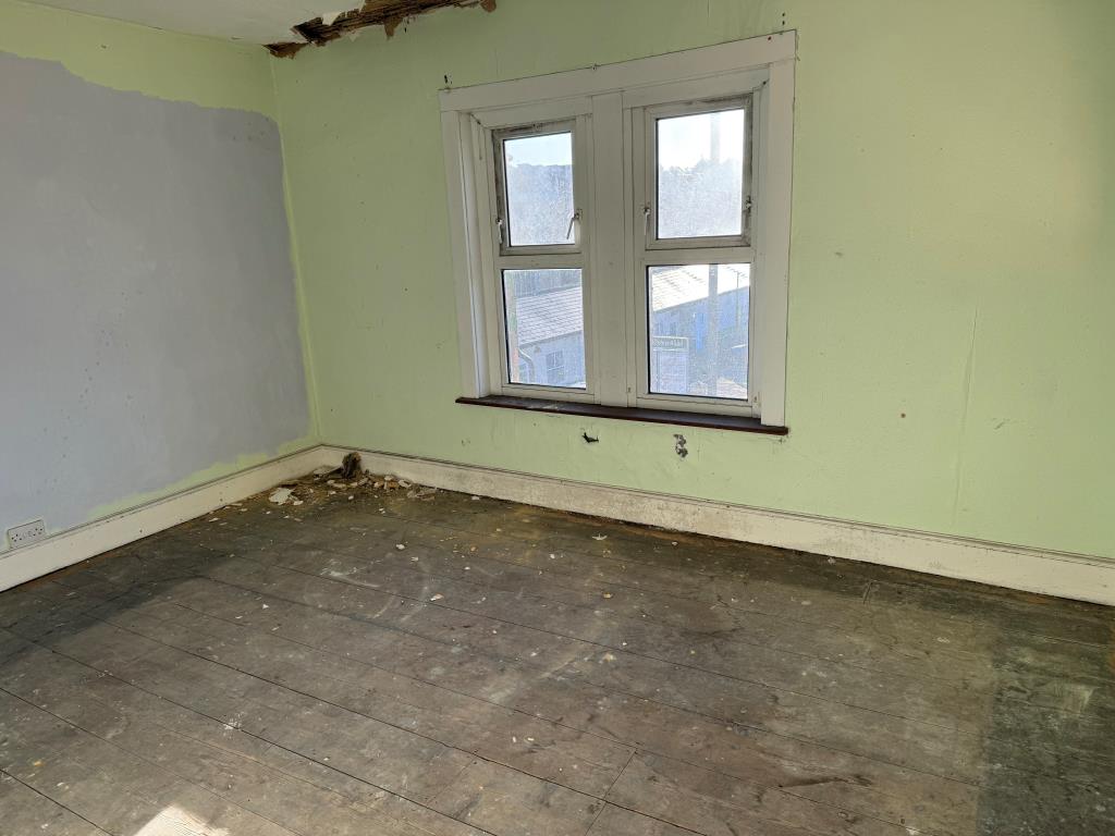 Lot: 138 - FREEHOLD FORMER HOTEL NOW ARRANGED AS TWO LARGE MAISONETTES WITH POTENTIAL - A former bedroom on the top floor